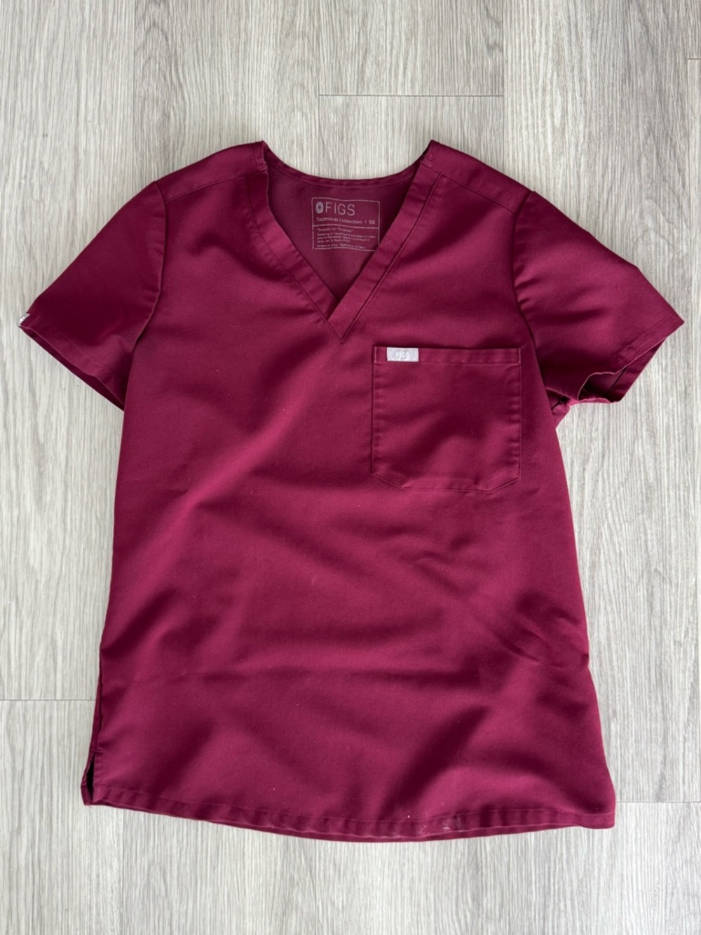 FIGS Women's Catarina One-Pocket Scrub Top™ in Burgundy; size XS, GUC